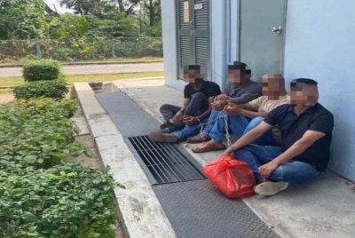 Antara individu yang ditahan disyaki positif dadah dalam operasi sepadu Jabatan Pengangkutan Jalan Wilayah Persekutuan Kuala Lumpur pada Selasa. 