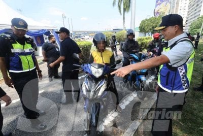Hamidi (kanan) melihat Operasi Sepadu di Plaza Tol Sungai Besi menghala selatan di sini pada Selasa.