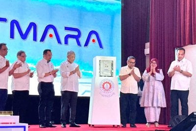 Ahmad Zahid (empat dari kiri) menyempurnakan Majlis Peluncuran Penjenamaan Semula TVETMARA di TVETMARA Seberang Perai Utara pada Selasa.