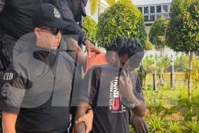 Sathiyaseelan (kanan) dibawa ke Mahkamah Sesyen Klang pada Selasa. 