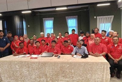 Isa (duduk, tiga dari kiri) pada sidang akhbar Ketua Bahagian Bersatu Johor di Kempas pada Selasa.