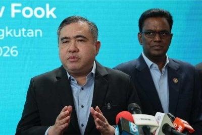 Anthony Loke (kiri) ketika sidang akhbar selepas majlis peluncuran Program Geran Padanan Bagi Penggantian Kenderaan Lama di Jewel Sonic Sdn Bhd hari ini. - Foto: Bernama