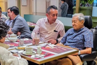 Dr Mahathir menikmati segelas ice chocolate di sebuah pusat beli-belah di Bukit Damansara, Kuala Lumpur pada Selasa.