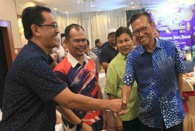 Ahmad Shabery (kanan) ketika hadir menyempurnakan Majlis Pelancaran Buffet Sinar Ramadan 2026 di Felda Residence Kuala Terengganu pada Selasa. 