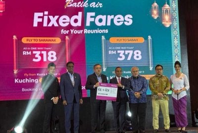 Anthony Loke (tiga dari kiri) bersama Ketua Pegawai Eksekutif Batik Air, Datuk Chandran Rama Muthy (empat dari kanan) pada majlis pelancaran kempen Fixed Fares for Your Reunion dan Smart Travel Fare Batik Air di Hotel Aloft Kuala Lumpur Sentral pada Selasa.