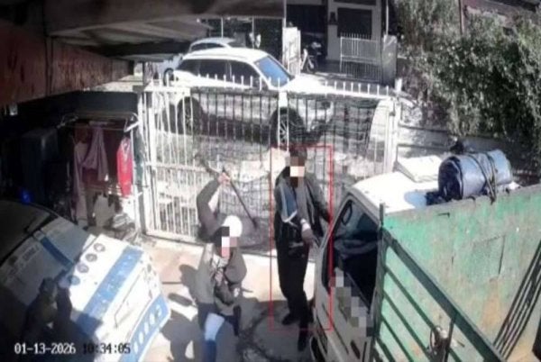 Tangkap layar menunjukkan sekumpulan lelaki menyamar sebagai pegawai imigresen sebelum melakukan kegiatan samun bersenjata di Bukit Tengah, Pulau Pinang baru-baru ini.