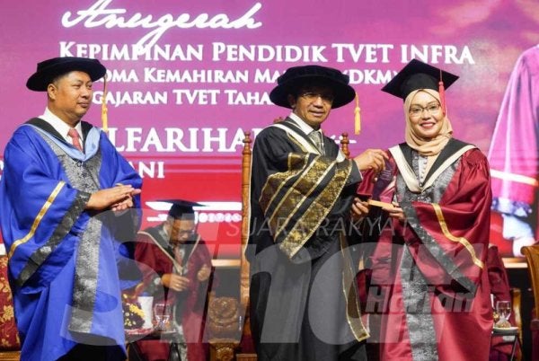 Salah seorang penerima anugerah Kepimpinan Pendidik TVET Infra Diploma Kemahiran Malaysi (DKM) Pengajaran TVET Tahap Empat, Zulfarihah Ghazani ketika majlis konvokesyen pada Selasa. - Foto: SINAR HARIAN/ ROSLI TALIB.