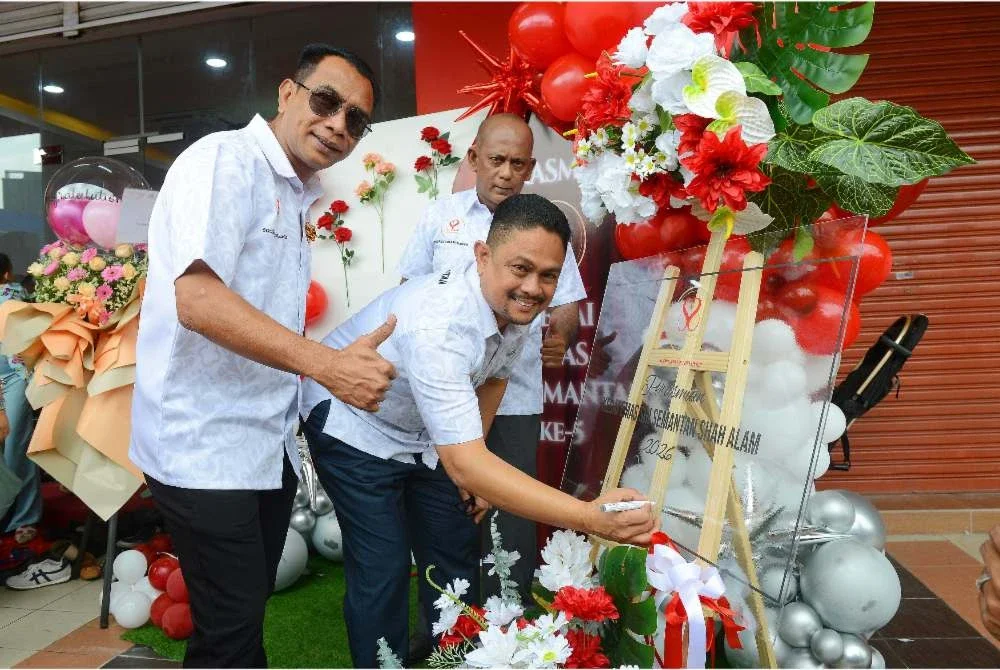 Mohd Hafizal (tengah) yang diiringi Shaani (kiri) dan Mohd Sharif menantangani plak perasmian Cawangan Keenam KESS di Seksyen 7, Shah Alam pada Sabtu. FOTO: Mohd Halim Abdul Wahid 