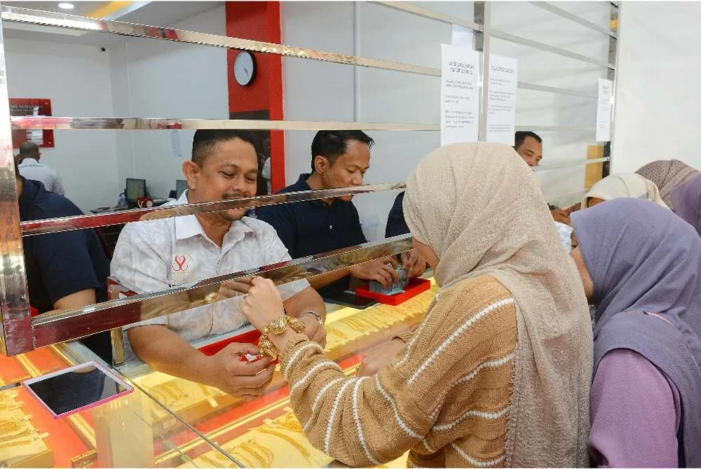 Mohd Hafizal melayani pelanggan yang menyerbu KESS Shah Alam sempena pembukaan cawangan itu pada Sabtu. FOTO: Mohd Halim Abdul Wahid 