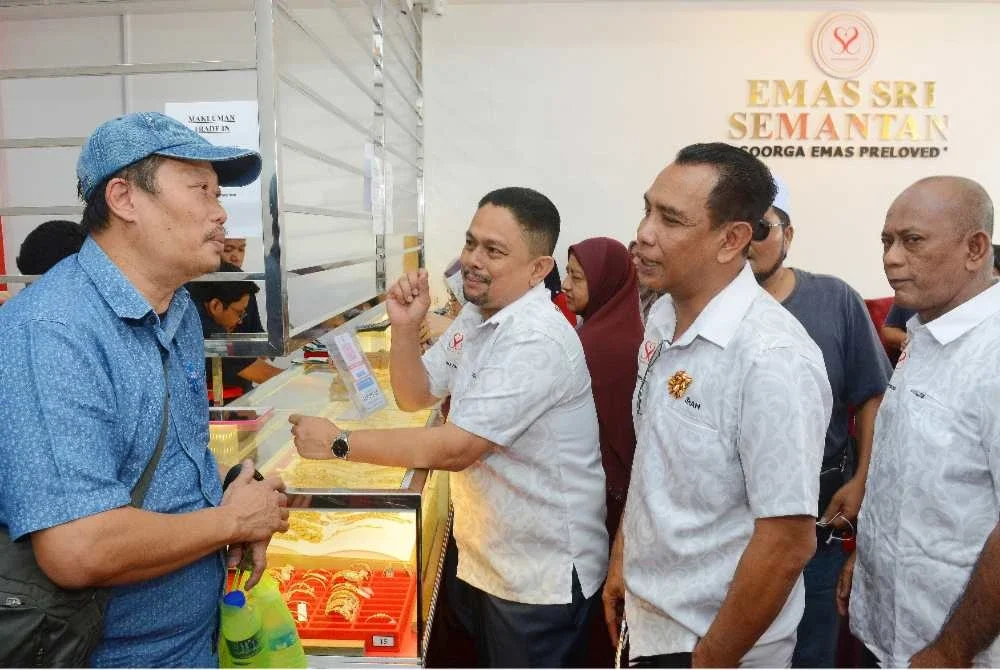 Mohd Hafizal, Shaaini dan Mohd Sharif berkesempatan beramah mesra bersama pelanggan pada pelancaran pembukaan Cawangan Keenam KESS di Seksyen 7, Shah Alam. FOTO: Mohd Halim Abdul Wahid 