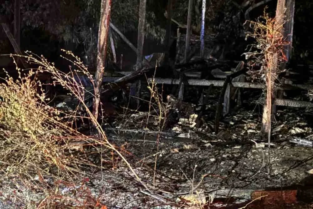 Pasukan penyelamat menemui mayat mangsa di bahagian depan rumah selepas api berjaya dipadam.