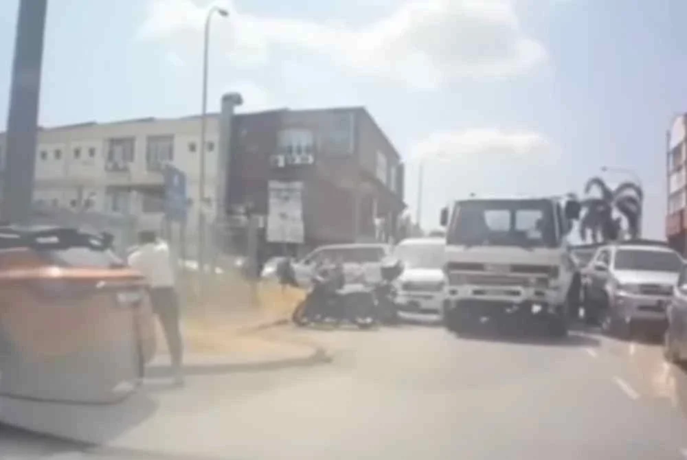 Video tular memaparkan kemalangan di Jalan Persiaran Damai Perdana, Kajang pada Selasa.