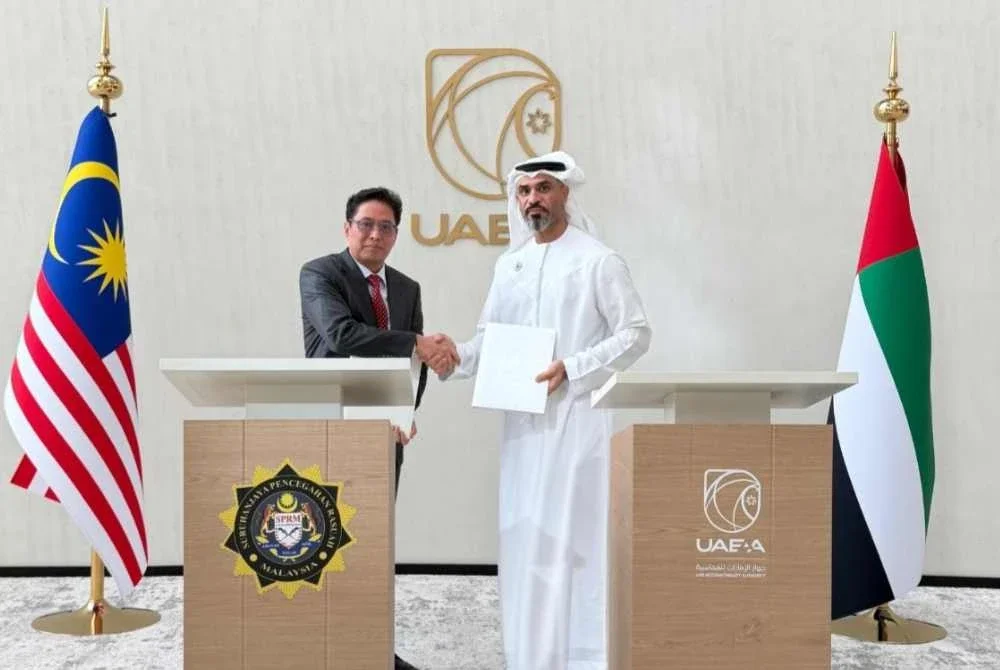 Azam memeterai MoU dengan UAEAA dalam usaha pencegahan dan pembanterasan rasuah termasuk penggunaan AI dalam siasatan kewangan. Foto SPRM