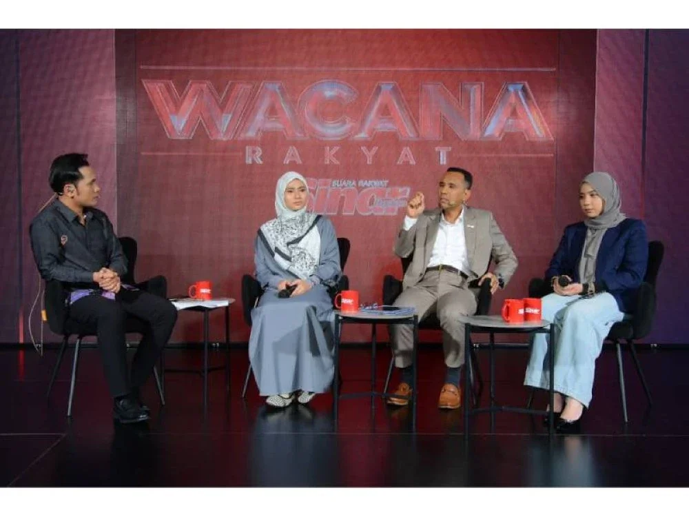 Dari kiri: Ismail bersama Anis Annisa, Mohamad Fazli dan Mashitah dalam Wacana Rakyat Sinar bertajuk 'Nak Naik Haji, Tapi Tak Mahu Usaha' di Studio F Karangkraf pada Rabu.