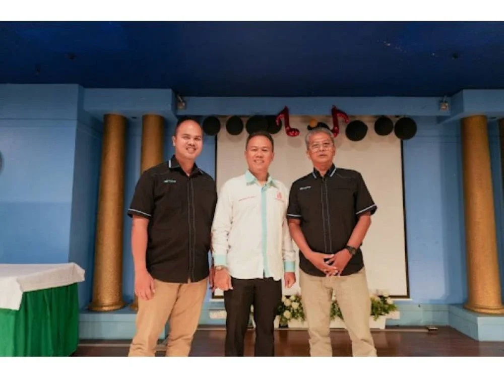 Dari kiri ke kanan: Azuan ZackryAli, Naib Presiden, Kewangan Islam CapBay; Datuk Seri Dr. Hj. Arifuddin Mohamed Shah, Presiden PKIF, dan Aminbasha Basharudin, Pengurus Besar, Pakar Industri CapBay