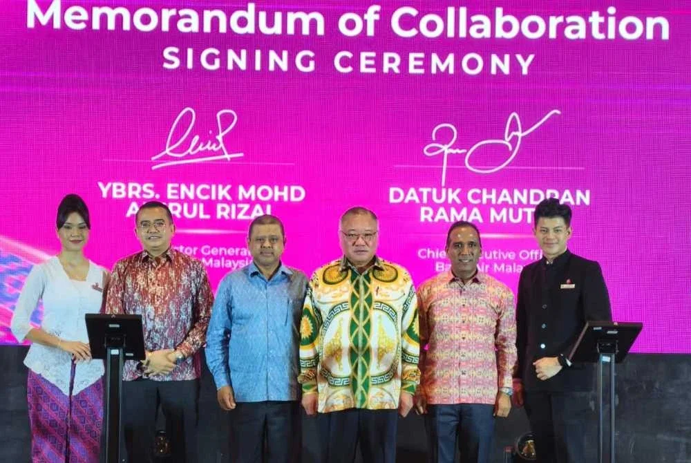 Tiong King Sing (tiga dari kanan) pada majlis menandatangani Memorandum Kerjasama (MoC) antara Tourism Malaysia dan Batik Air. 