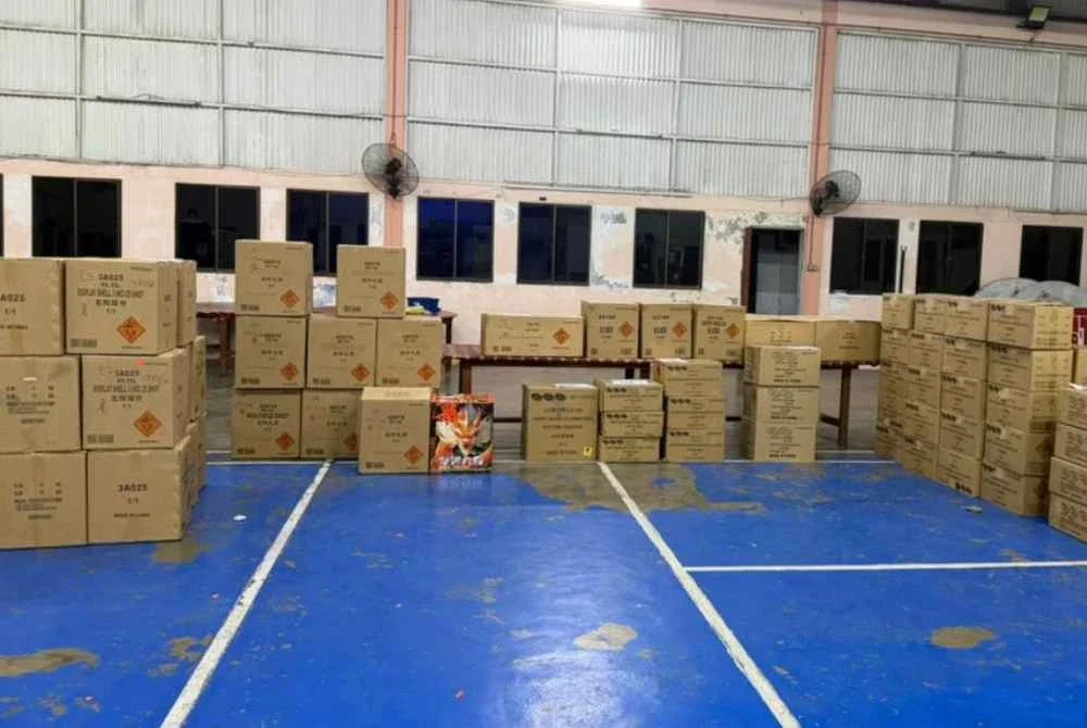 Kotak berisi mercun pelbagai jenis dirampas sepasukan Polis Marin dalam satu serbuan Ops Taring Landai di sebuah rumah di Taman Rasa Sayang, Sitiawan pada Selasa.