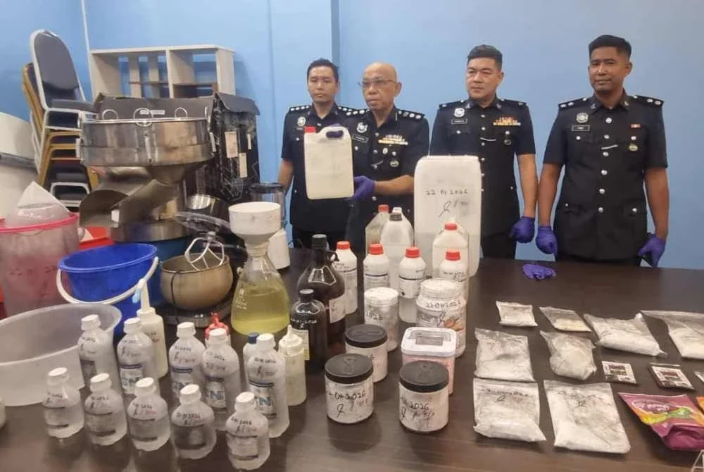 Ahmad Sukarno (dua dari kiri) menunjukkan pelbagai barangan memproses dadah yang dirampas.