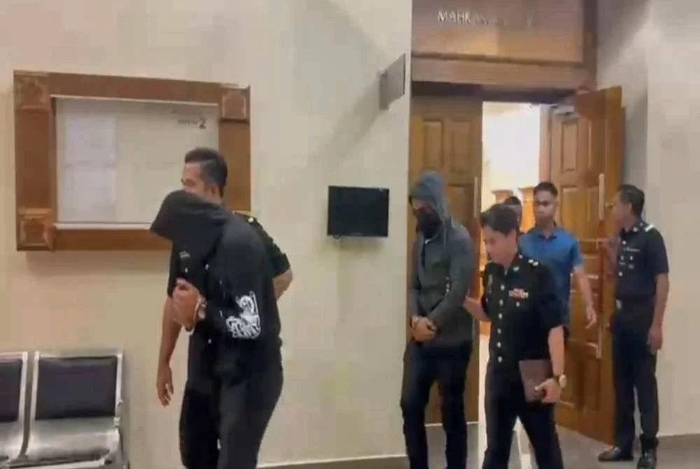 Dua anggota polis didakwa di Mahkamah Sesyen Kuantan pada Rabu atas tuduhan meminta dan menerima suapan RM1,000 bagi melepaskan pasangan khalwat.