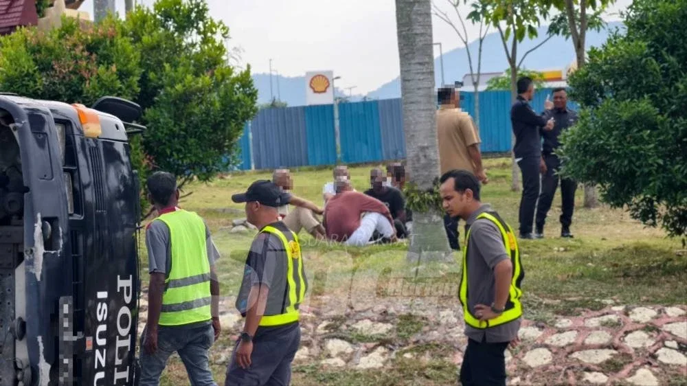 Enam daripada 10 OKT mengalami luka ringan selepas lori 'Black Maria' yang mereka terbalik di simpang empat lampu isyarat, Jalan Seremban-Tampin, berhampiran Pekan Rembau pada Rabu. 