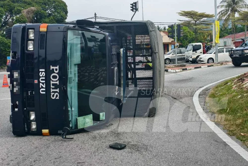 Lori 'Black Maria' yang terbalik di simpang empat lampu isyarat, Jalan Seremban-Tampin, berhampiran Pekan Rembau pada Rabu. 