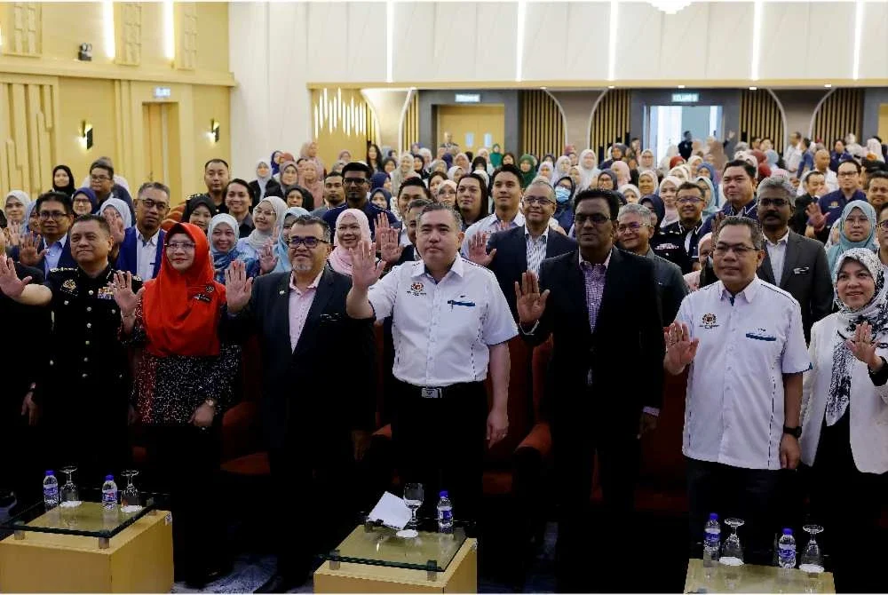 Anthony (depan, tengah) bergambar bersama kakitangan Kementerian Pengangkutan pada Majlis Amanat Tahun Baharu 2026 kementerian itu pada Rabu. Foto: Bernama