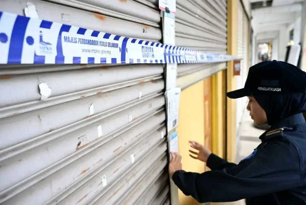 Seorang anggota penguat kuasa MPKS melakukan tindakan sitaan dalam operasi itu pada Selasa.