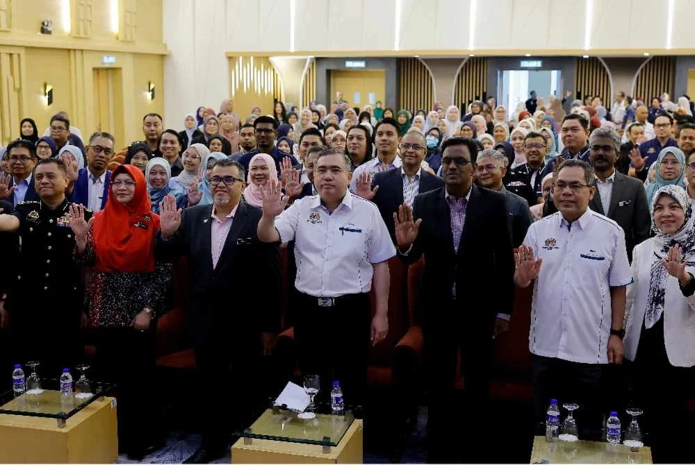 Anthony (depan, tengah) bergambar bersama kakitangan Kementerian Pengangkutan pada Majlis Amanat Tahun Baharu 2026 kementerian itu di Putrajaya hari ini. Foto Bernama