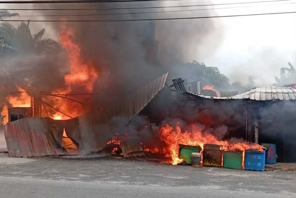 Sebuah kedai runcit di Jalan Sungai Lang, Kampung Sungai Lang musnah terbakar pada Rabu.