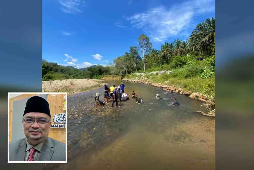 Pendulang mendulang emas di sungai di Jeli. Gambar kecil: Mohamed Fadzli