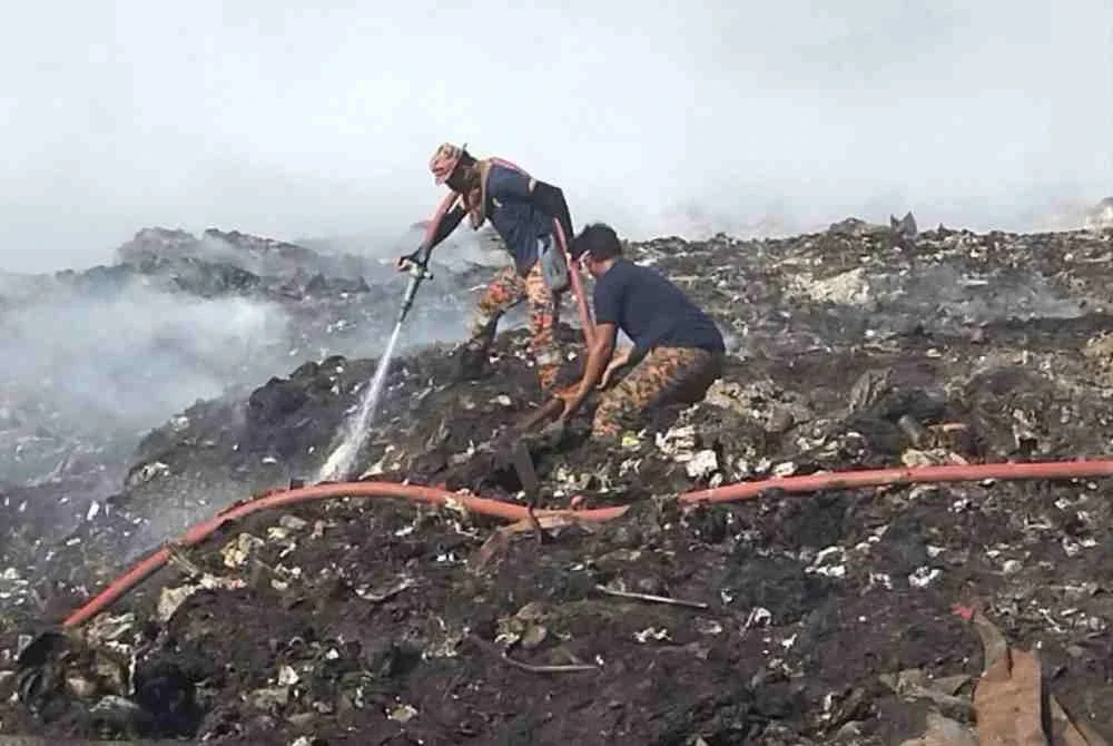 Kesemua anggota telah ditugaskan melakukan operasi sehingga malam bagi memadamkan kebakaran tersebut dan juga dua lagi kawasan lain. - Foto JBPM Johor