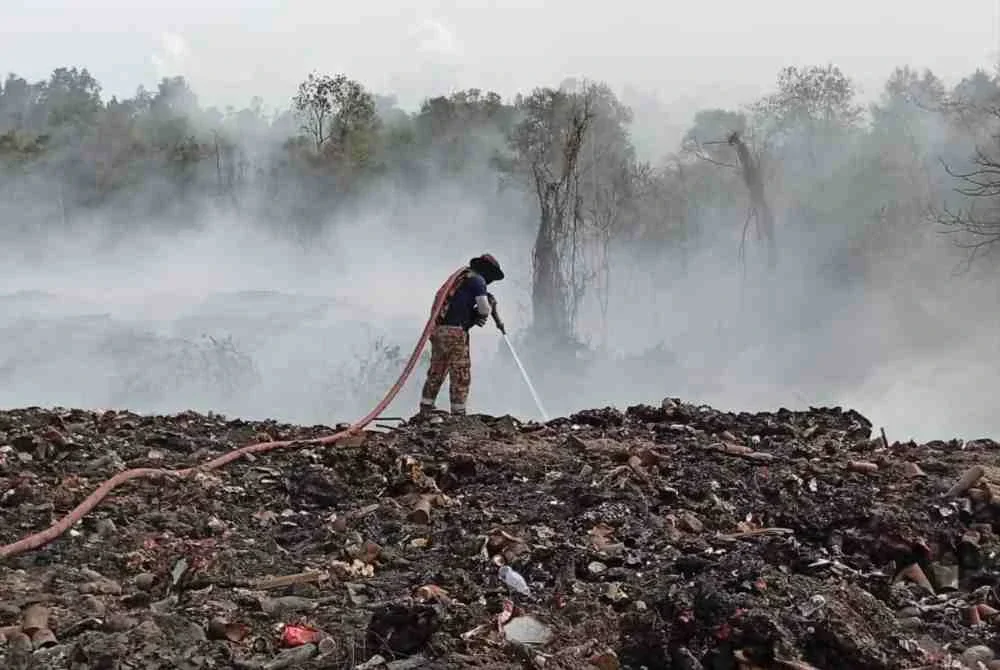 Operasi pemadaman kebakaran di Jalan Tuatau, Bandar Penawar. - Foto JBPM Johor