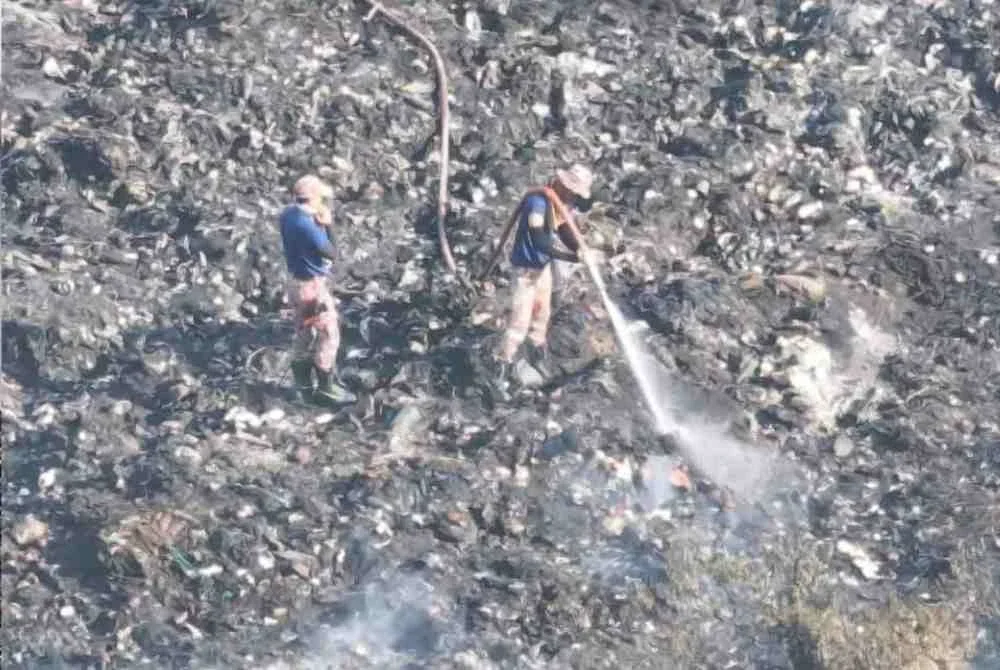 Bomba masih belum dapat memastikan punca kebakaran tersebut. - Foto JBPM Johor