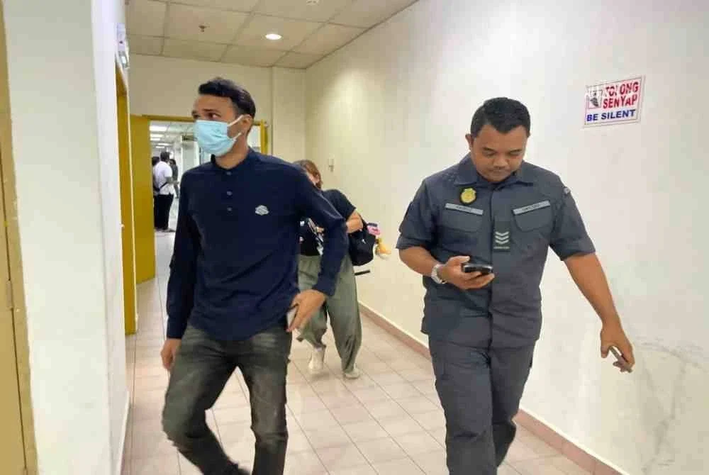 Sultan (kiri) didenda RM1,000 dan diperintah menjalani khidmat masyarakat oleh Mahkamah Sesyen Johor Bahru.