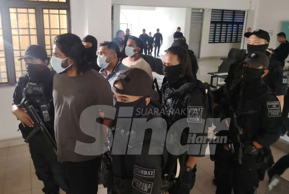 Tiga lelaki yang didakwa terlibat dalam kumpulan jenayah jenayah terancang Geng Captain Praba dituduh di Mahkamah Sesyen Sepang pada Rabu.