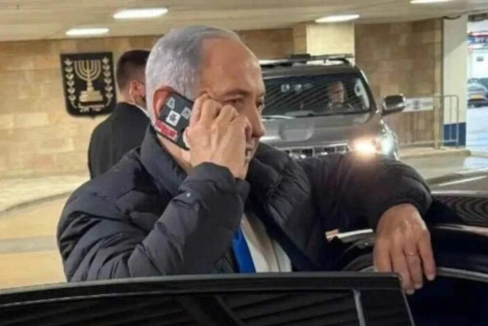 Netanyahu ketika mengadakan perbualan telefon dengan kamera telefonnya ditutup pelekat.- Agensi
