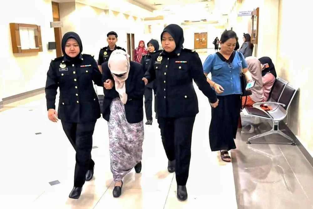 Seorang guru besar sebuah sekolah didenda RM3,500 oleh Mahkamah Sesyen Kuantan pada Rabu selepas mengaku bersalah menggunakan dokumen tuntutan palsu berkaitan projek keceriaan sekolah, dua tahun lalu.