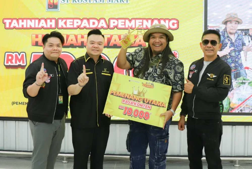 Pengarah Eksekutif Kumpulan Sri Ternak, Alan Ho (kiri) bersama Raymond (dua dari kiri) dan Rosyam Npor (kanan) meraikan Muhamad Suhaimi yang memenangi wang tunai berjumlah RM10,000 dalam pertandingan Misi Mencari Raja Konten.