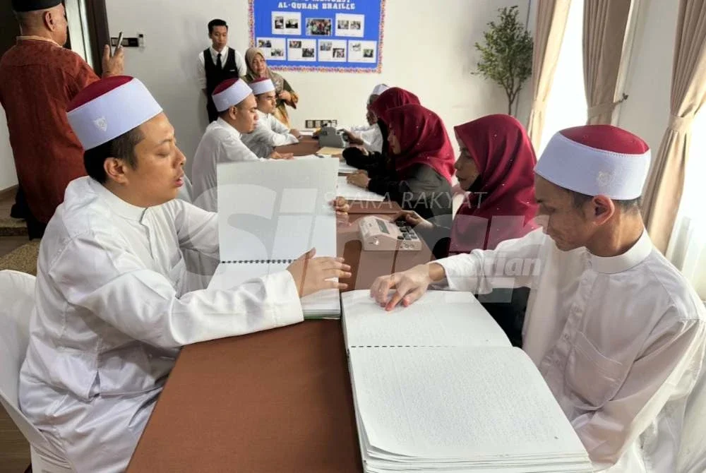 Golongan OKU penglihatan yang mempelajari al- Quran Braille. Foto Sinar Harian/ Adila Sharinni Wahid
