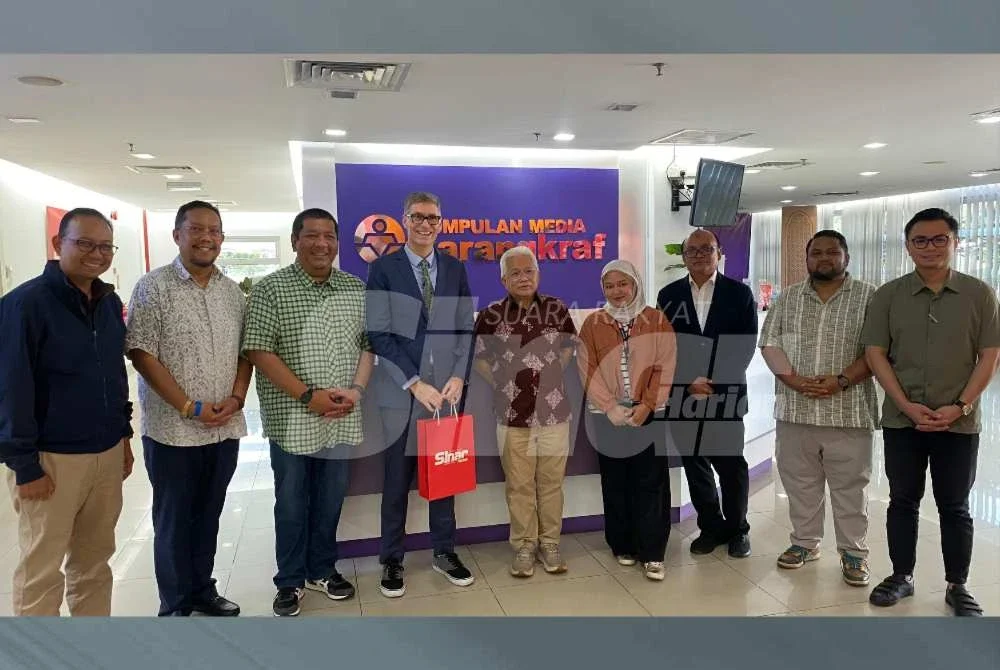 James (empat dari kiri) mengadakan kunjungan rasmi ke Kompleks Karangkraf pada Rabu.