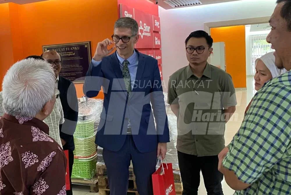 James (tengah) disambut oleh Hussamuddin (kiri) dan Farah (dua dari kanan). 