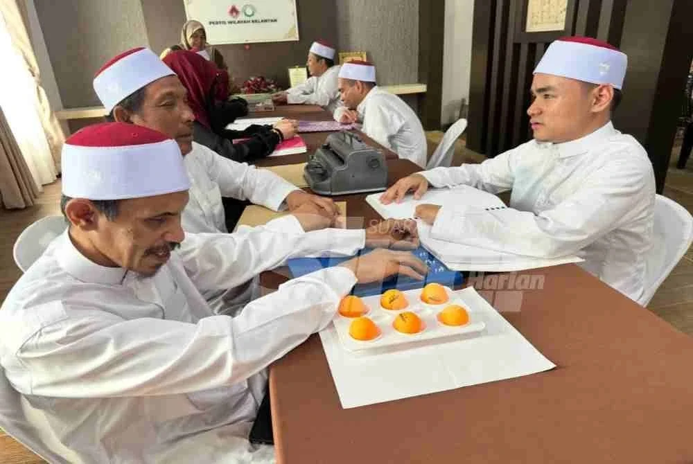 Eiman Najwan (kanan) mengajar dua orang dewasa di pusat pengajian al-Quran di Bunut Payong. Foto: SINAR HARIAN/ADILA SHARINNI WAHID