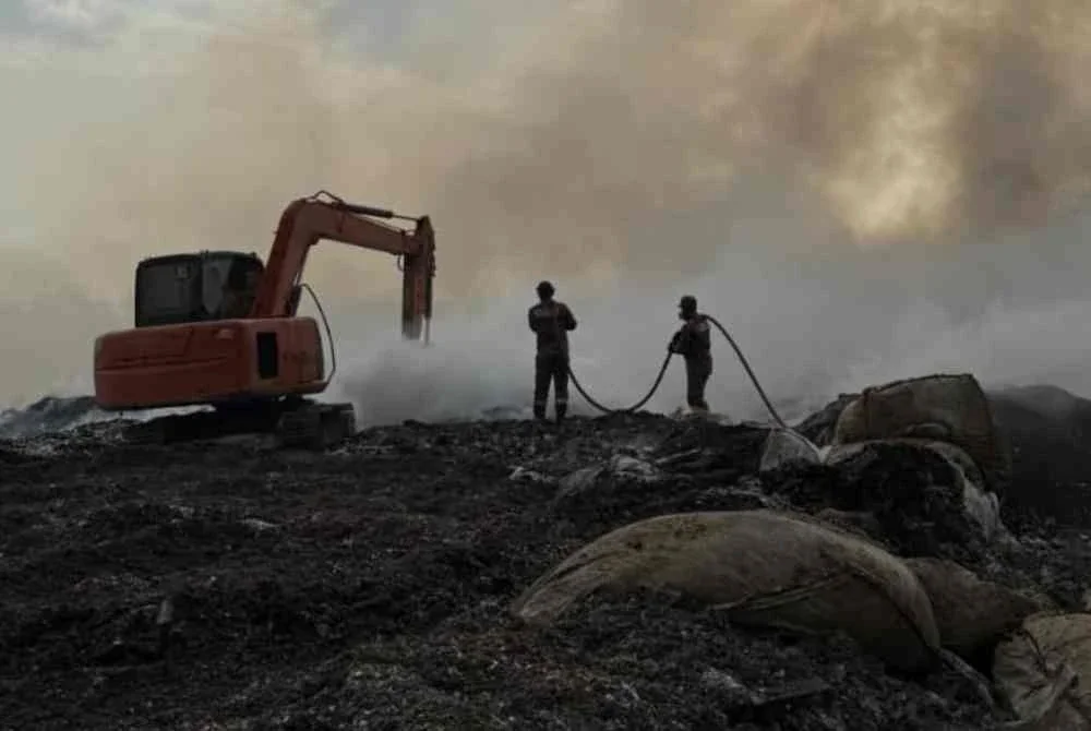 Satu pasukan dari Cawangan JAS Kulim dihantar ke lokasi bagi pemeriksaan dan mendapati api masih ada. FOTO JAS KEDAH