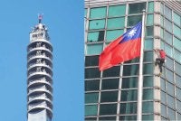 Alex Honnold, mengangkat tangan dari puncak bangunan Taipei 101 selepas berjaya memanjat mercu tanda itu tanpa tali dan peralatan keselamatan di Taipei pada Ahad. Foto Agensi
