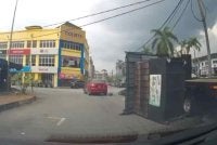 Tangkap layar rakaman video papan pemuka kejadian tersebut tular di Facebook pada 27 Januari lalu, memaparkan gerai burger terjatuh dari lori sebelum terkena pengguna jalan raya di Jalan Medan Saujana 3, Kamunting, Taiping.