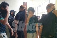 Kedua-dua tertuduh dikawal polis ketika dibawa ke Mahkamah Butterworth, pada Rabu.