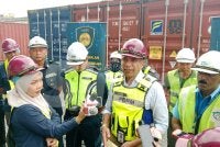 Nik Ezanee (dua dari kanan) ketika sidang akhbar di Pelabuhan Barat pada Rabu.