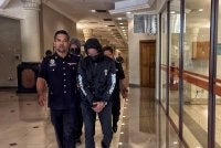 Dua anggota polis dihadapkan ke Mahkamah Sesyen Kuantan pada Rabu atas tuduhan meminta dan menerima suapan RM1,000 bagi melepaskan pasangan kekasih disyaki khalwat.