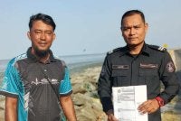 Wan Mohd Fitri (kiri) menerima surat kelulusan daripada wakil MPK.