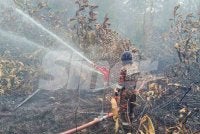 Operasi pemadaman kebakaran tanah gambut di Taman Bayu Damai Pengerang Kota Tinggi.